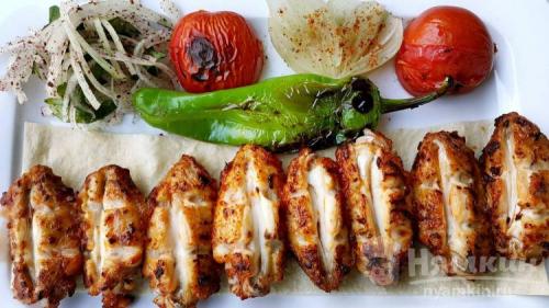 Шашлычки из куриной грудки: рецепт быстрого и вкусного ужина 22 Шашлычки из куриной грудки: рецепт быстрого и вкусного ужина 22