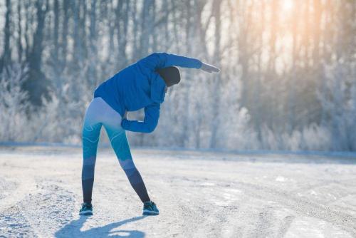 Расход калорий при ходьбе зимой. Наше тело действительно тратит больше калорий на морозе, чтобы согревать организм. Однако все сложнее, чем кажется