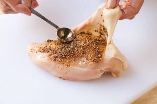 Какие ингредиенты можно добавить в шашлык из куриной грудки на гриле, чтобы сделать его более ароматным и вкусным. Куриные грудки по-тунисски с соусом из петрушки