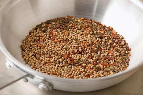 Какие ингредиенты можно добавить в шашлык из куриной грудки на гриле, чтобы сделать его более ароматным и вкусным. Куриные грудки по-тунисски с соусом из петрушки