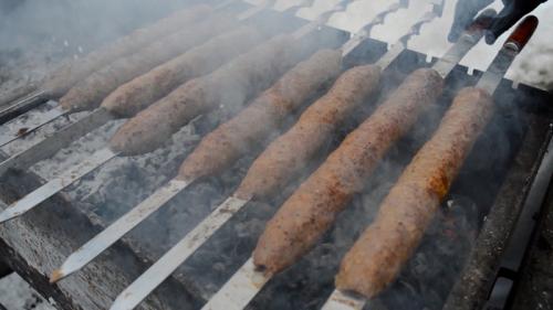 ЛЮЛЯ КЕБАБ на МАНГАЛЕ. Все СЕКРЕТЫ и ЛАЙФХАКИ, что бы фарш не отваливался!