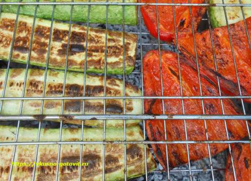 Куриная голень на мангале. Сочные куриные ножки на гриле на мангале в горчично-чесночном соусе с овощами