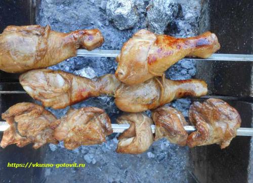 Куриная голень на мангале. Сочные куриные ножки на гриле на мангале в горчично-чесночном соусе с овощами