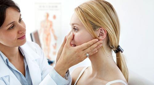 К какому врачу идти если воспалилось ухо после прокола. Вскрытие паратонзиллярного абсцесса